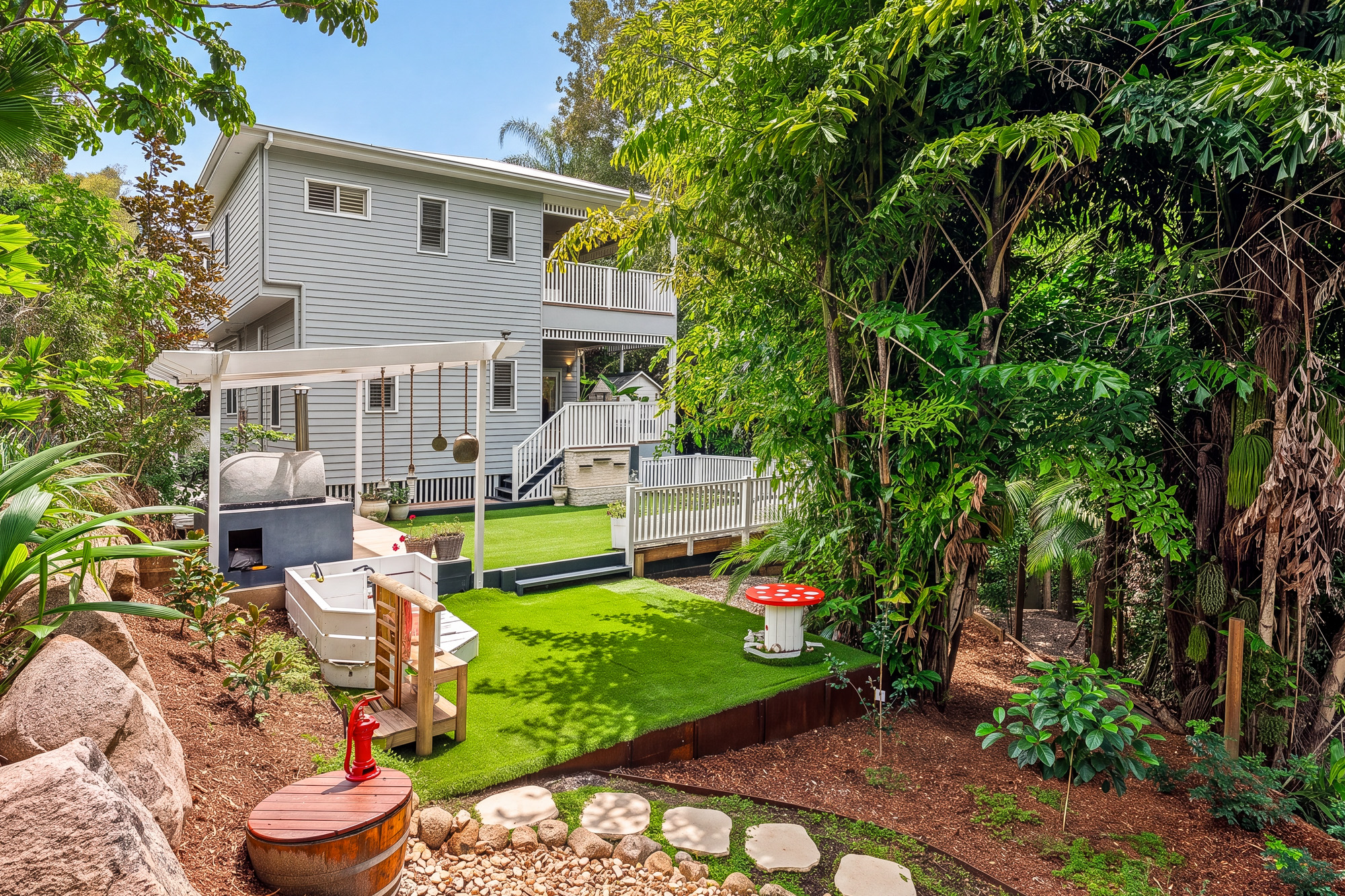  Beautifully Restored Character Home Rich with Privacy, Heart and Soul - 物件實景