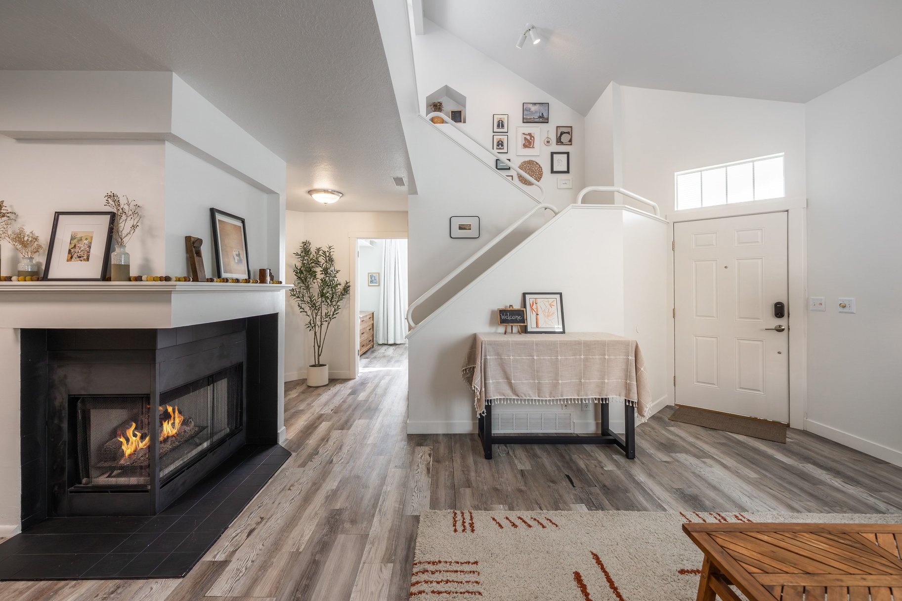  Vaulted Great Room, Cozy Fireplace, Central Location - 物件實景