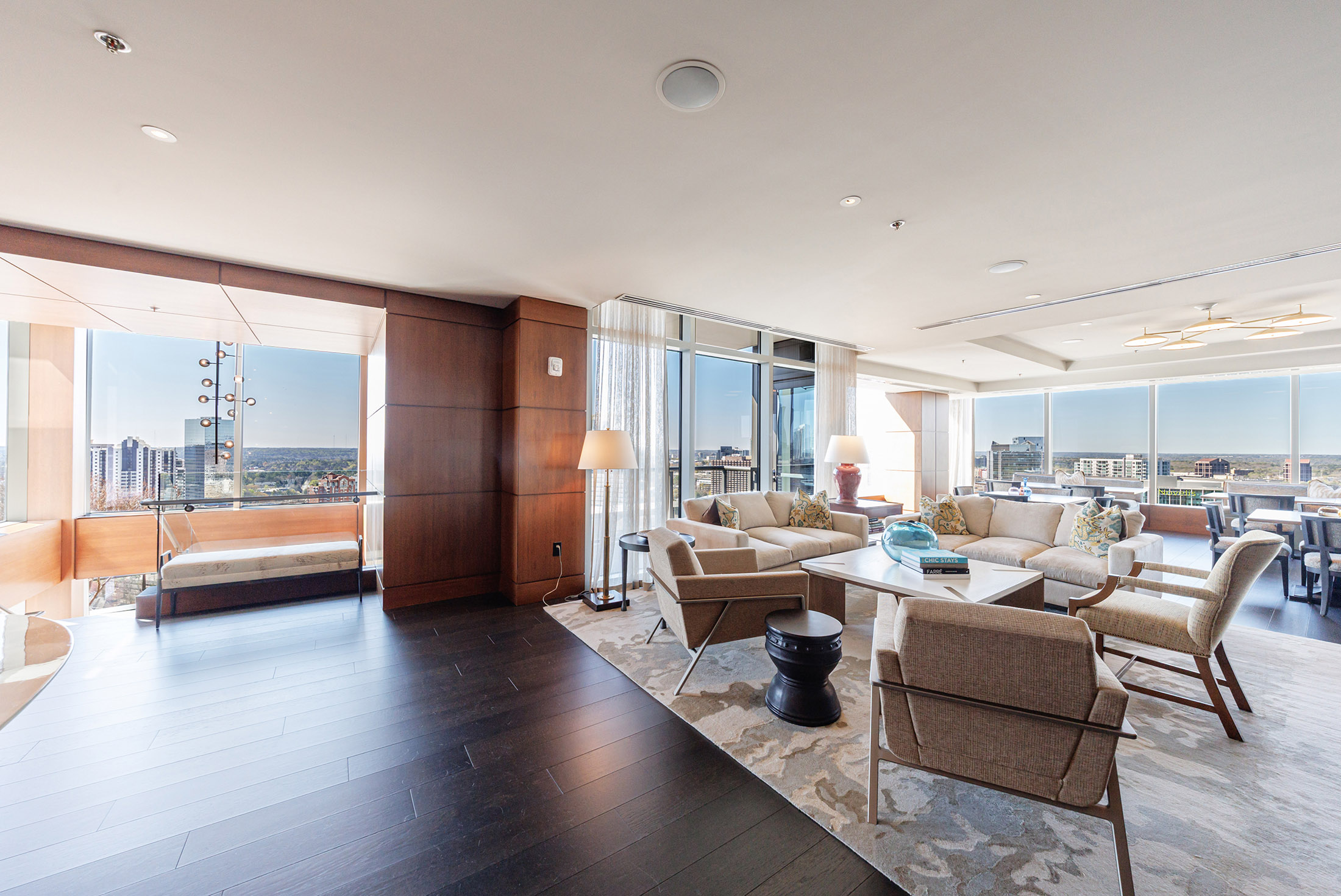  Exceptional One Bedroom Corner Residence with Sweeping Skyline Views - 物件實景