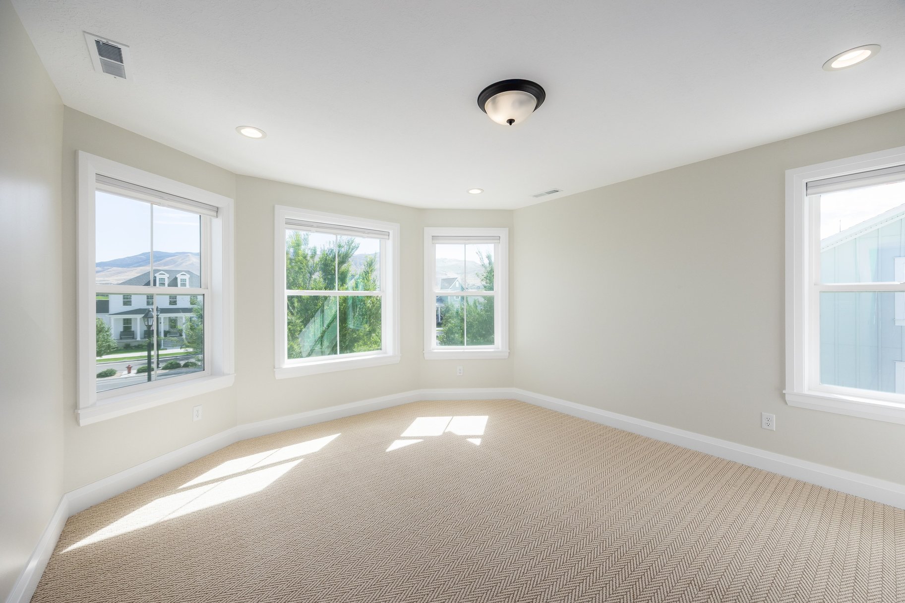  Impeccably Maintained Home with Mountain Views & Four-Car Garage - 物件實景