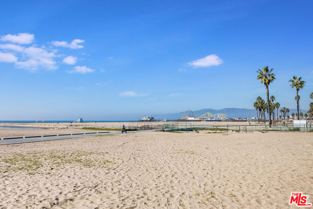 Santa Monica, California, 90401, United States, 2 Bedrooms Bedrooms, ,2 BathroomsBathrooms,Residential,For Sale,2001911