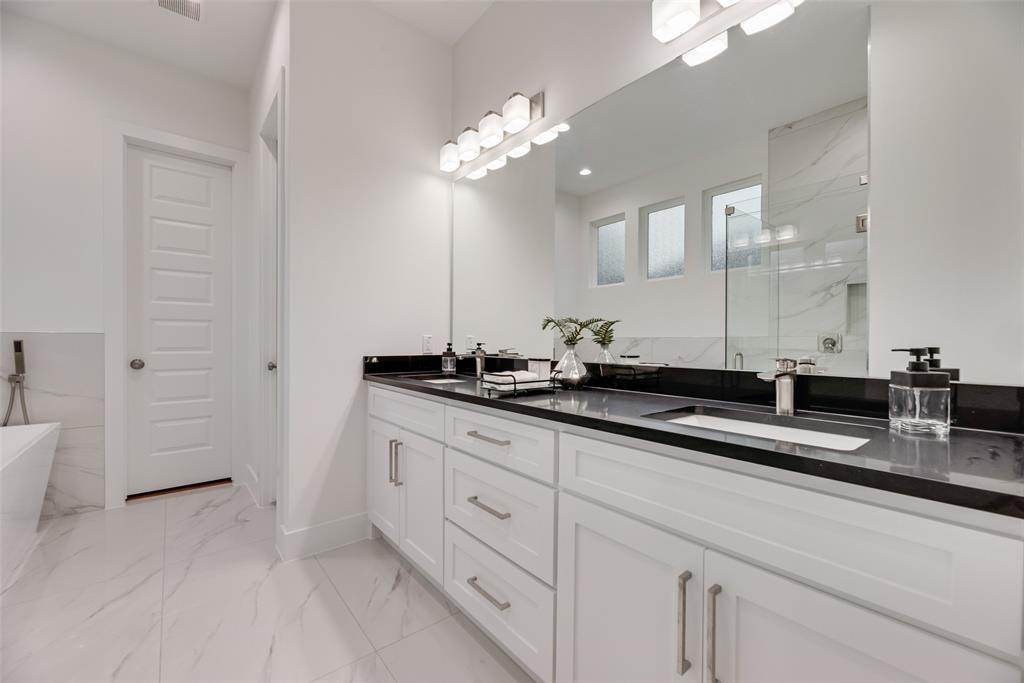 Dallas, Texas, 75211, United States, 4 Bedrooms Bedrooms, ,4 BathroomsBathrooms,Residential,For Sale,1893566
