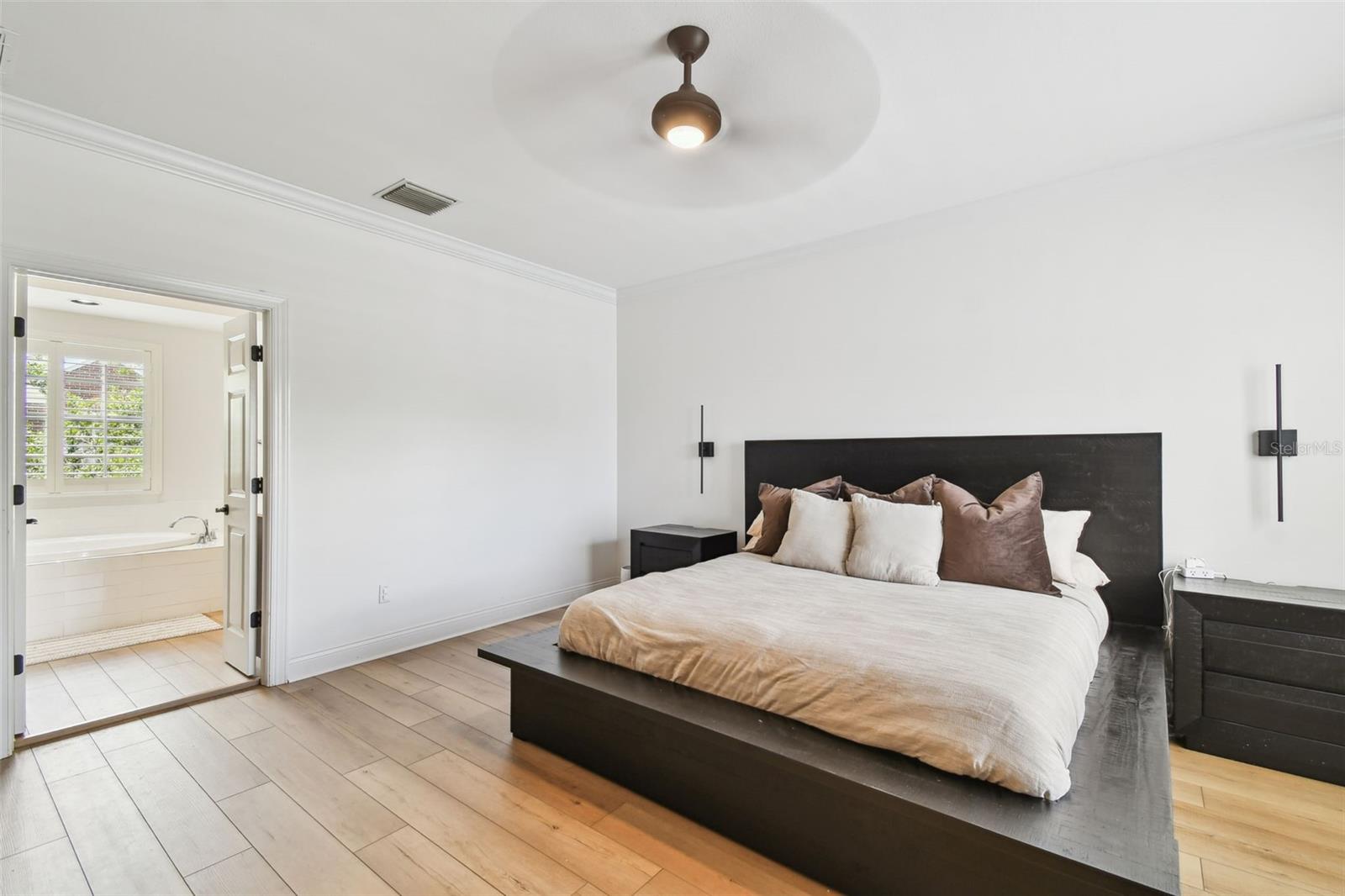 Tampa, Florida, 33602, United States, 4 Bedrooms Bedrooms, ,4 BathroomsBathrooms,Residential,For Sale,1976189