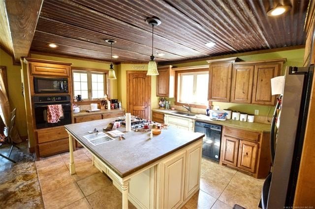 Hulbert, Oklahoma, 74441, United States, 4 Bedrooms Bedrooms, ,2 BathroomsBathrooms,Residential,For Sale,1983327