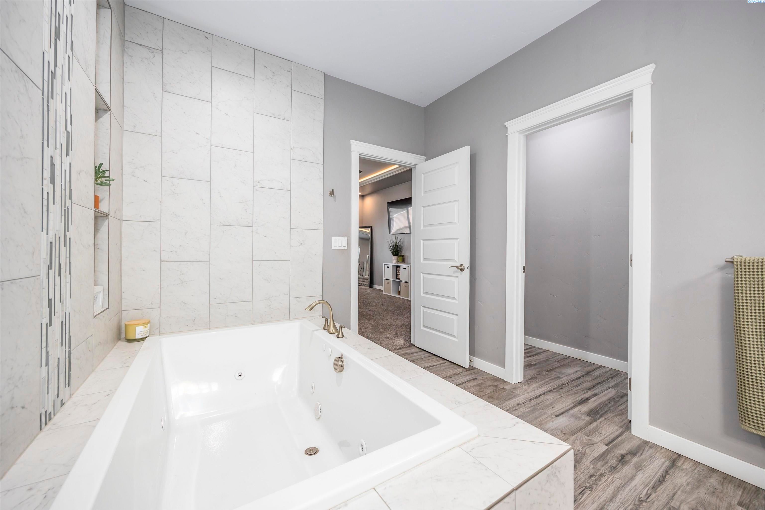 Pasco, Washington, 99301, United States, 6 Bedrooms Bedrooms, ,3 BathroomsBathrooms,Residential,For Sale,2005744