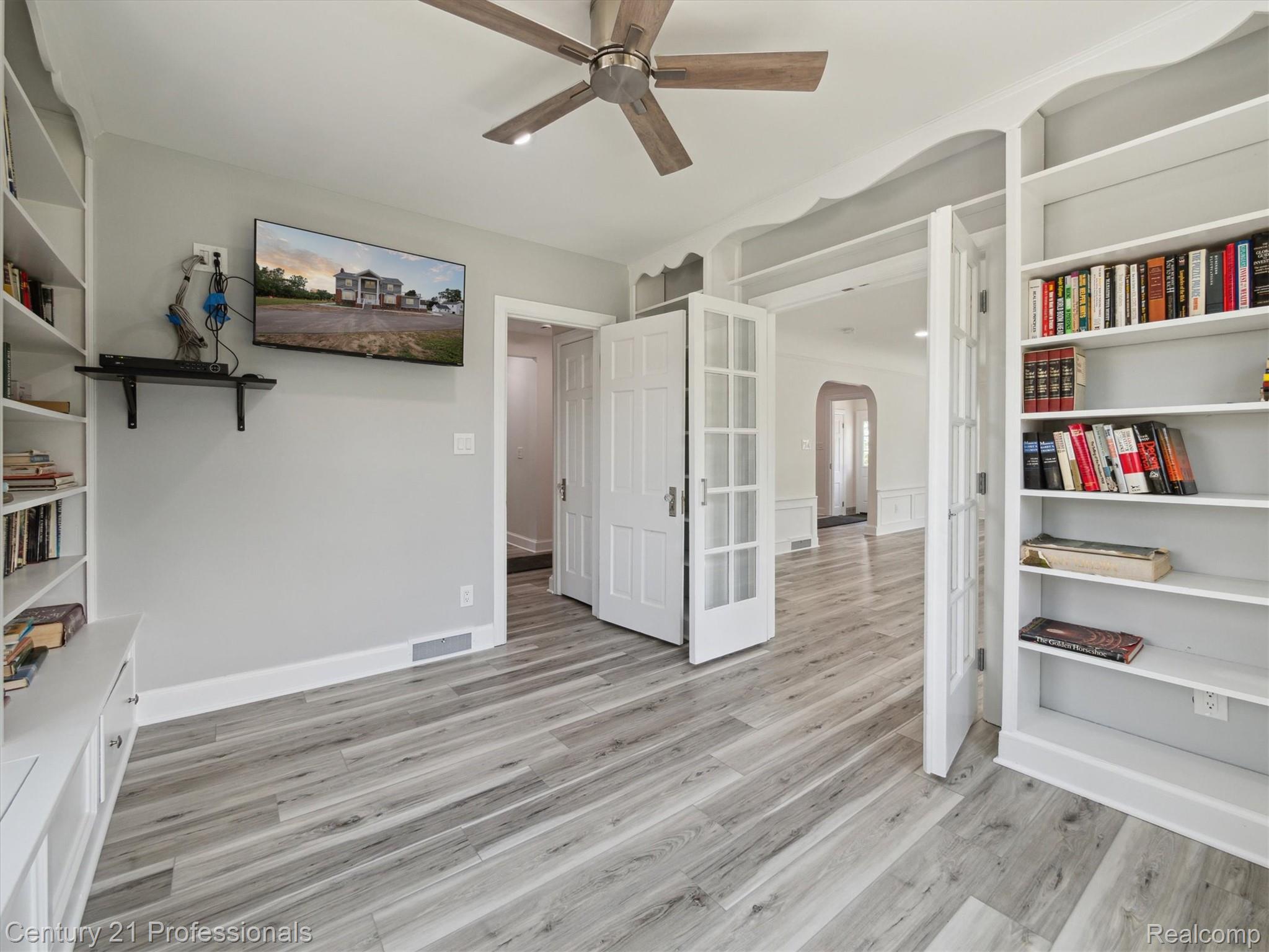 FarmingtonHills, Michigan, 48167, United States, 4 Bedrooms Bedrooms, ,4 BathroomsBathrooms,Residential,For Sale,1895323