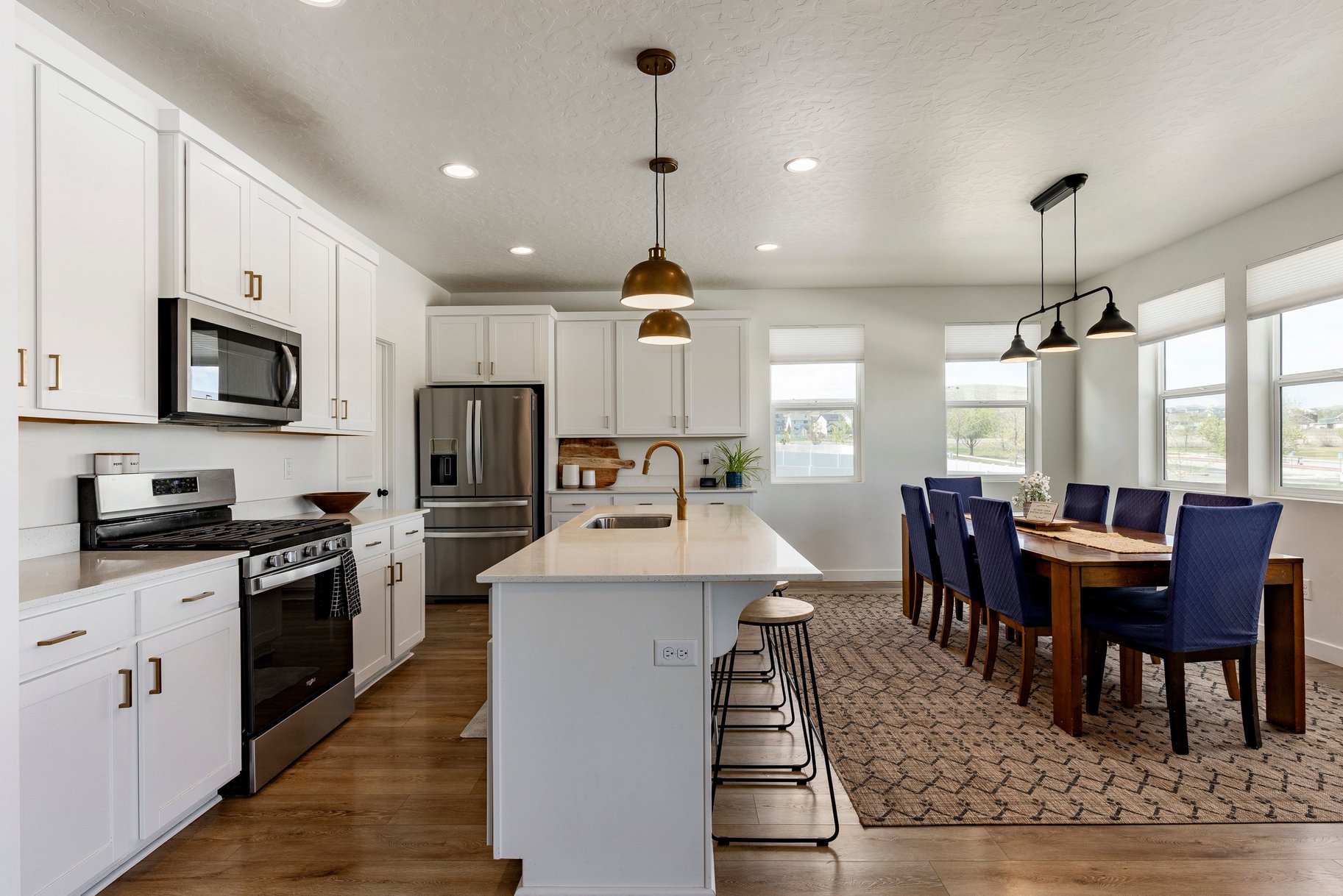  Spacious rambler with ADU. Open design and backyard made for living. - 物件實景