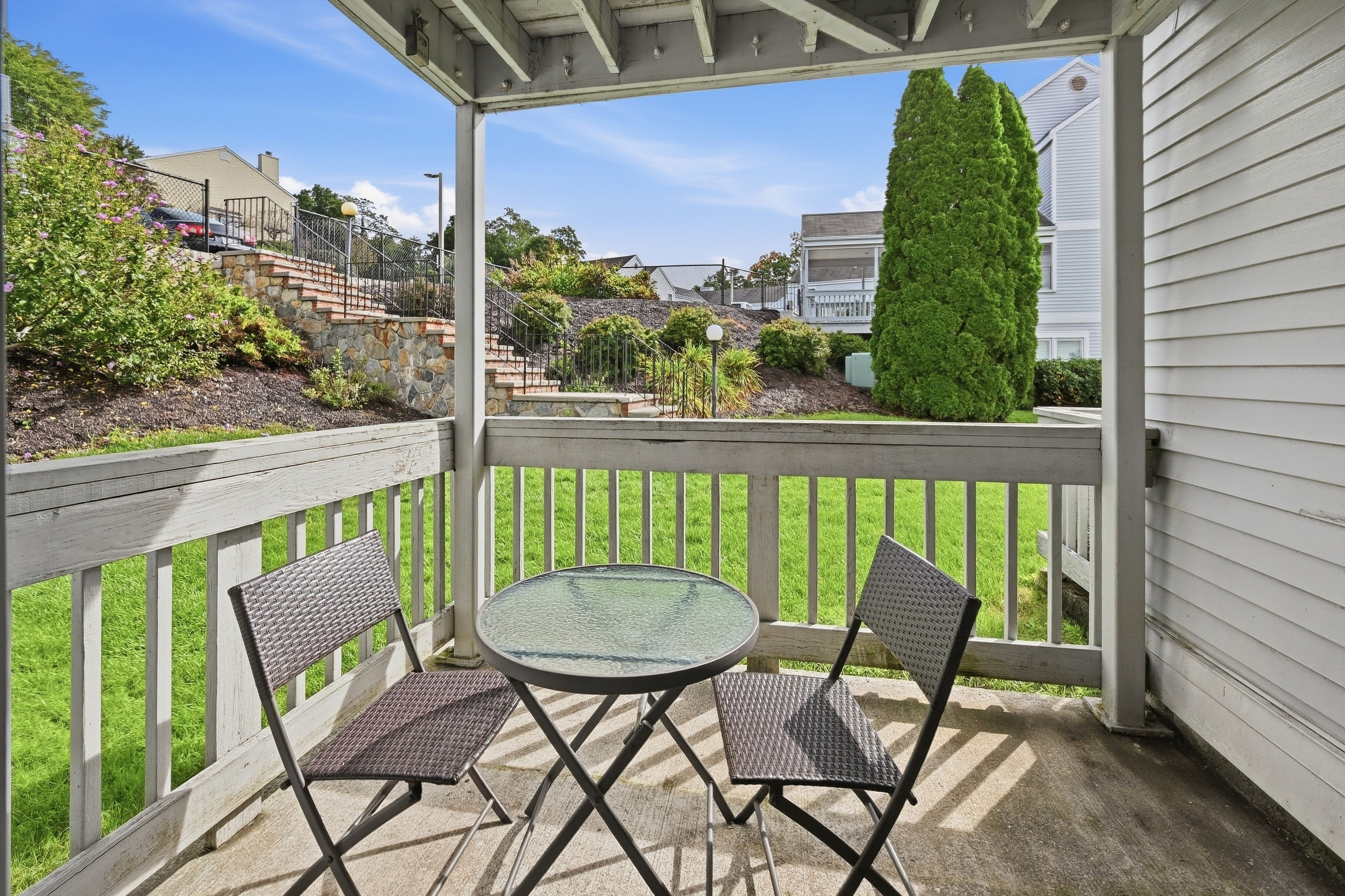  Immaculate Lower-Level End Unit - 物件實景