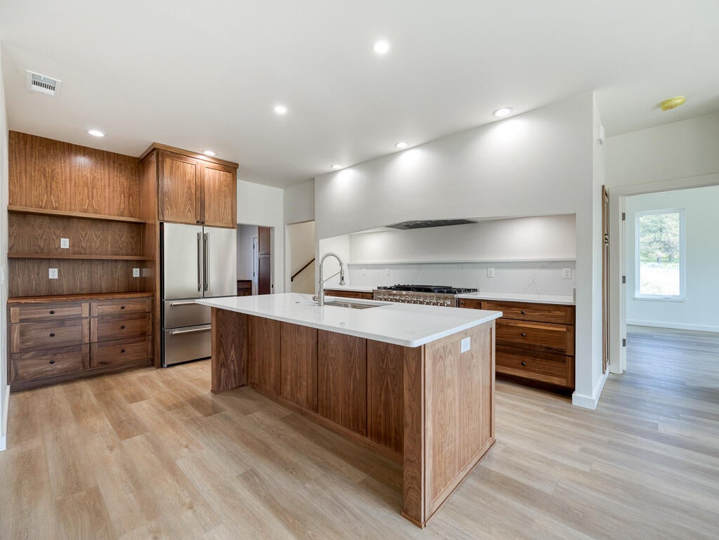 Klamath Falls, Oregon, 97601, United States, 3 Bedrooms Bedrooms, ,3 BathroomsBathrooms,Residential,For Sale,1991237