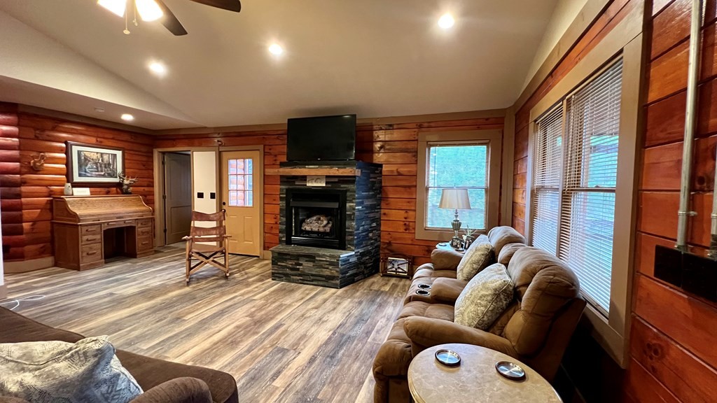 Blairsville, Georgia, 30512, United States, 3 Bedrooms Bedrooms, ,2 BathroomsBathrooms,Residential,For Sale,1930020