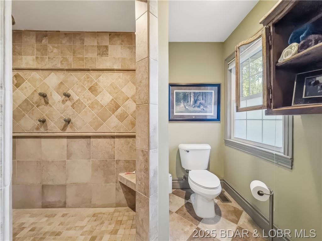 Camdenton, Missouri, 65020, United States, 4 Bedrooms Bedrooms, ,5 BathroomsBathrooms,Residential,For Sale,1989122