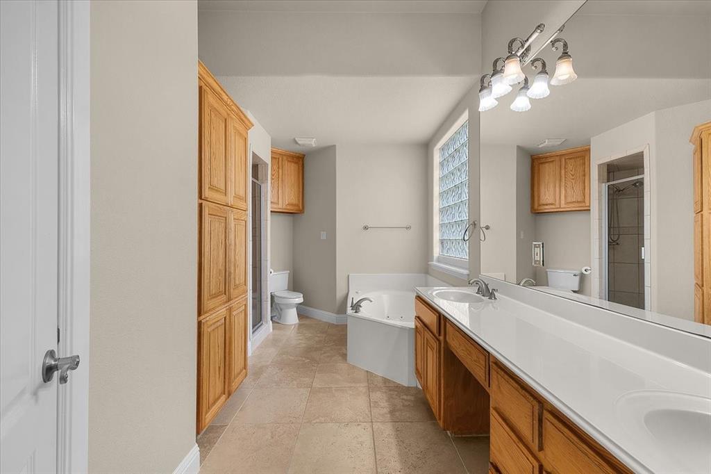 Weatherford, Texas, 76087, United States, 4 Bedrooms Bedrooms, ,4 BathroomsBathrooms,Residential,For Sale,2040291