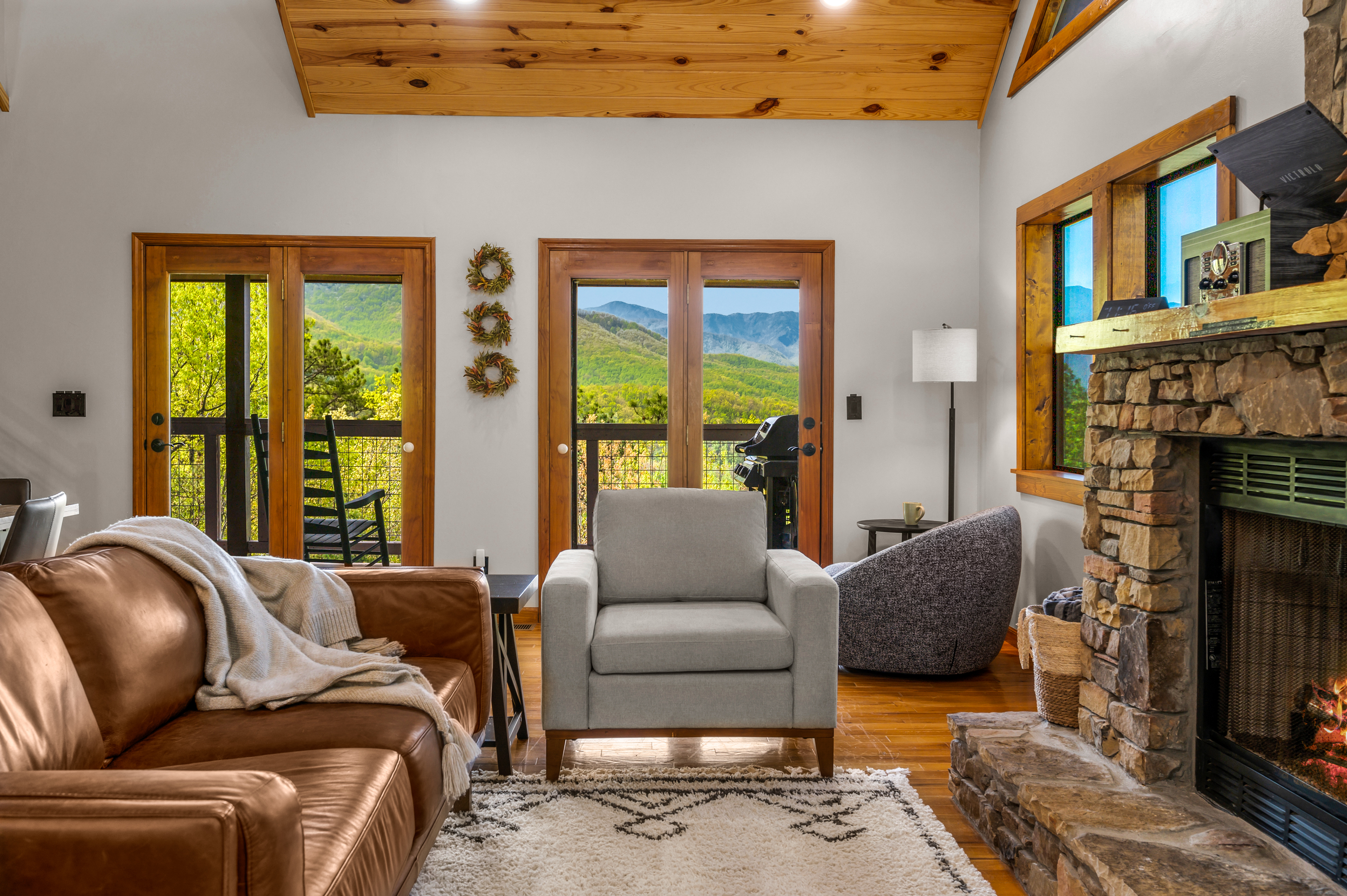 Gatlinburg, Tennessee, 37738, United States, 3 Bedrooms Bedrooms, ,2 BathroomsBathrooms,Residential,For Sale,1987408