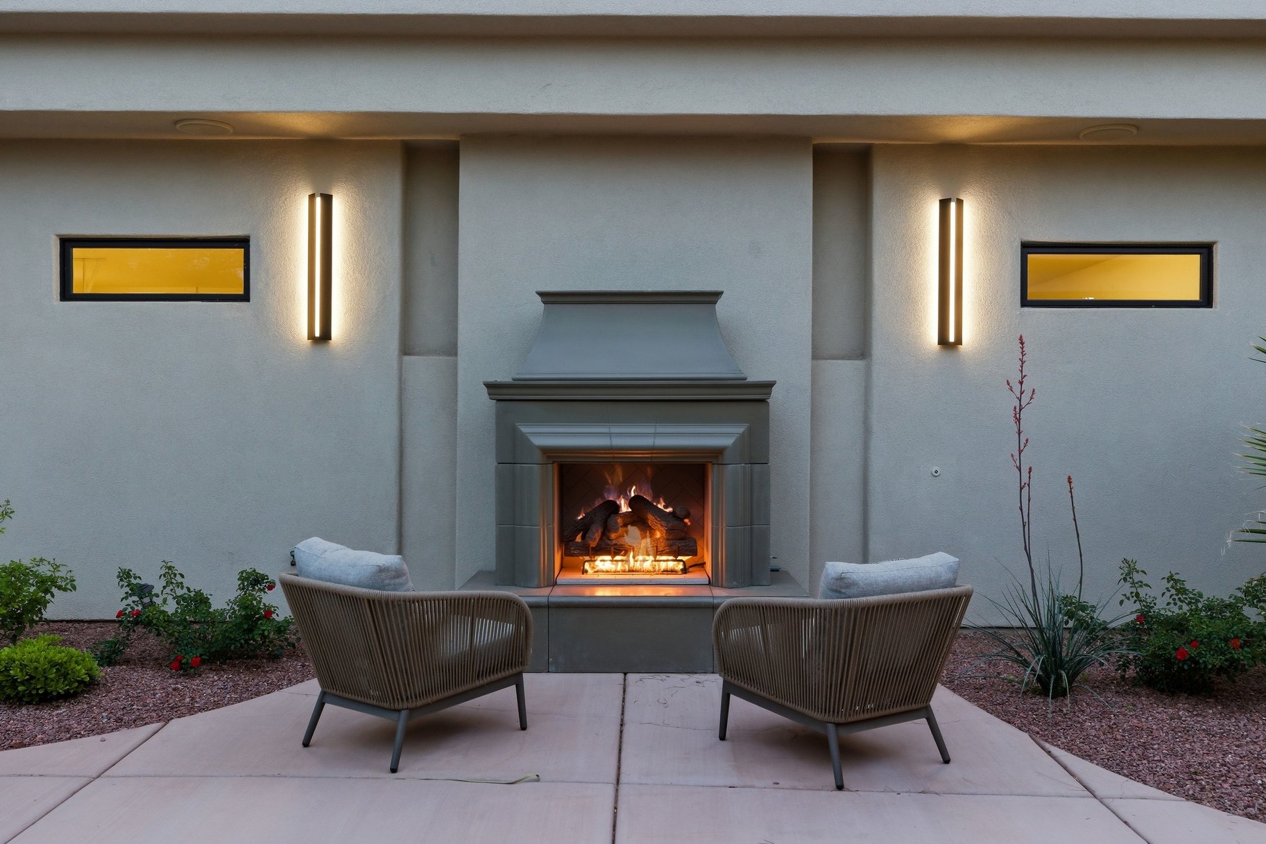  On The edge Of Stone Cliff With Sweeping Stunning City And Mountain Views - 物件實景