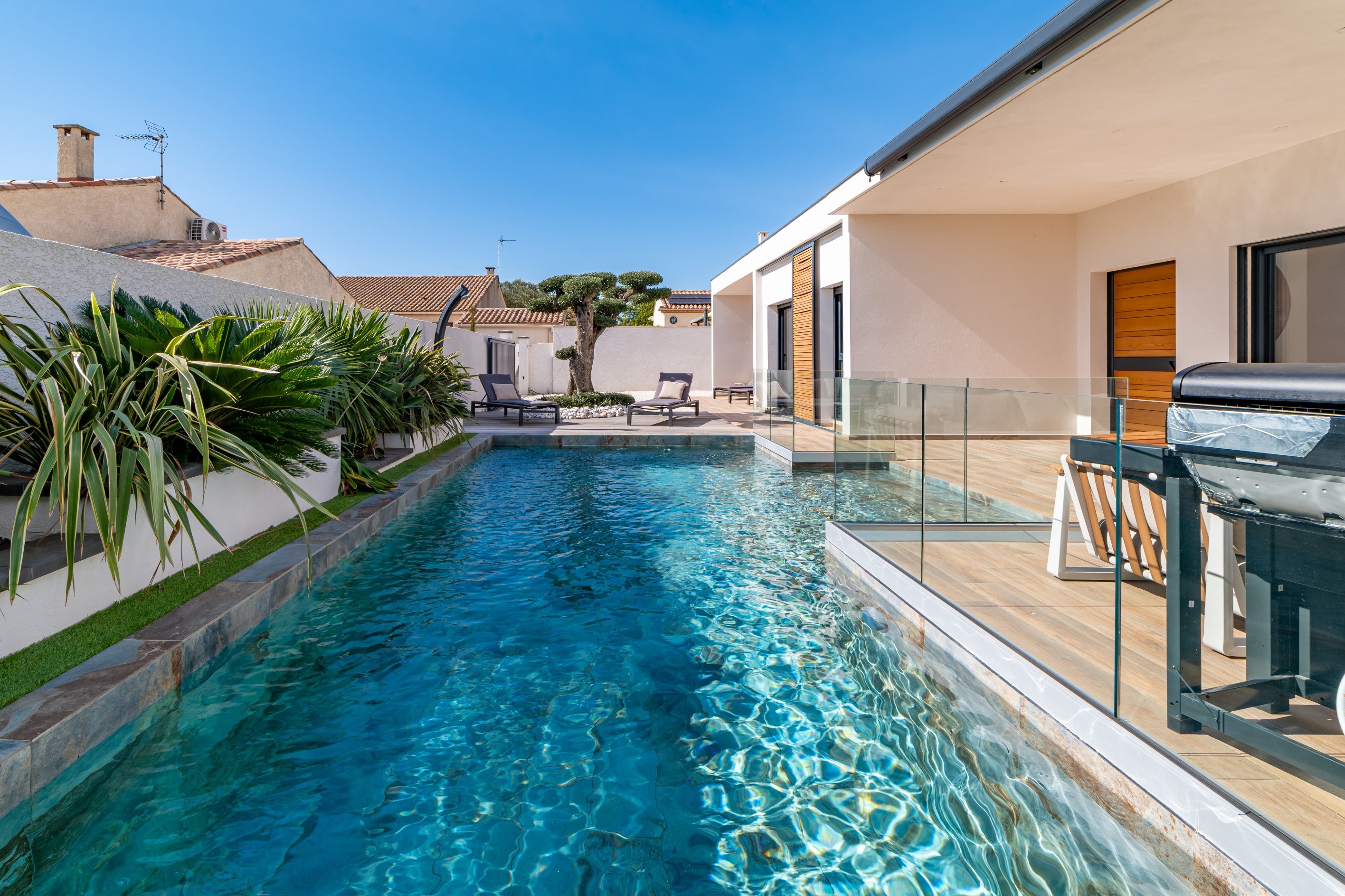  Exceptional single-story villa in Vias – 15 minutes