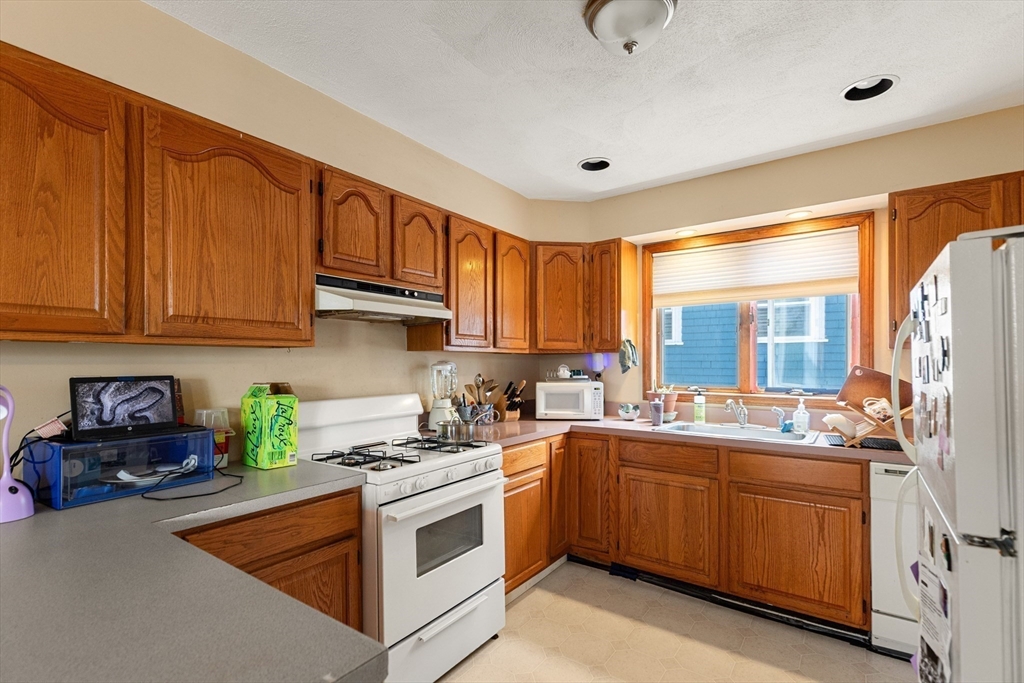 Malden, Massachusetts, 02148, United States, 8 Bedrooms Bedrooms, ,3 BathroomsBathrooms,Residential,For Sale,2049419