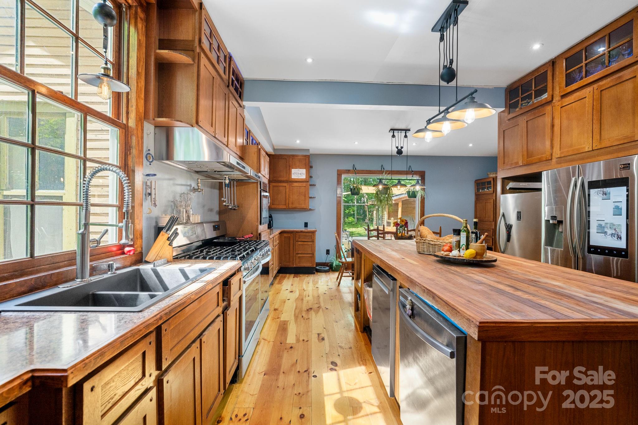 Hendersonville, North Carolina, 28739, United States, 6 Bedrooms Bedrooms, ,5 BathroomsBathrooms,Residential,For Sale,1825253