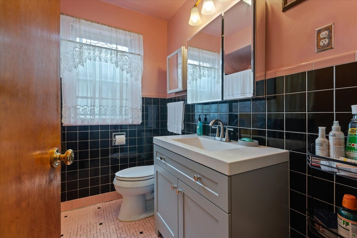 Chicago, Illinois, 60645, United States, 3 Bedrooms Bedrooms, ,3 BathroomsBathrooms,Residential,For Sale,1976245