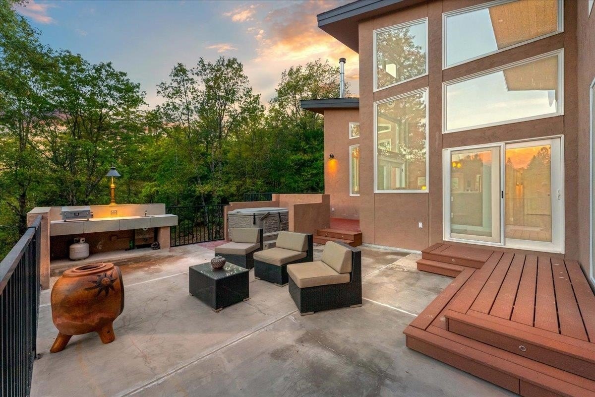 Weed, California, 96094, United States, 4 Bedrooms Bedrooms, ,3 BathroomsBathrooms,Residential,For Sale,1979128