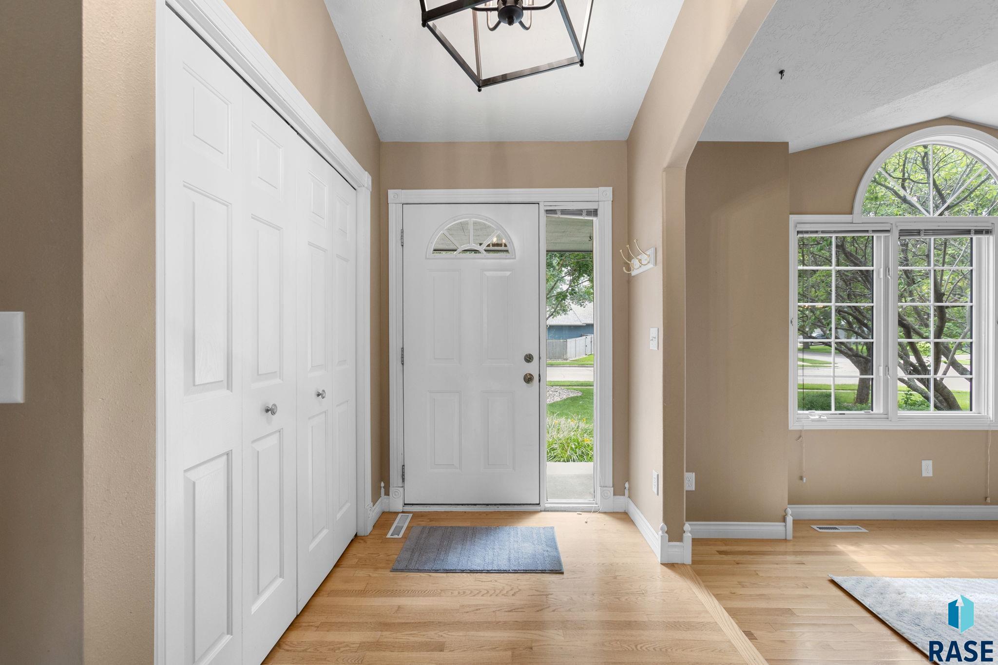 Sioux Falls, South Dakota, 57103, United States, 5 Bedrooms Bedrooms, ,2 BathroomsBathrooms,Residential,For Sale,1908912
