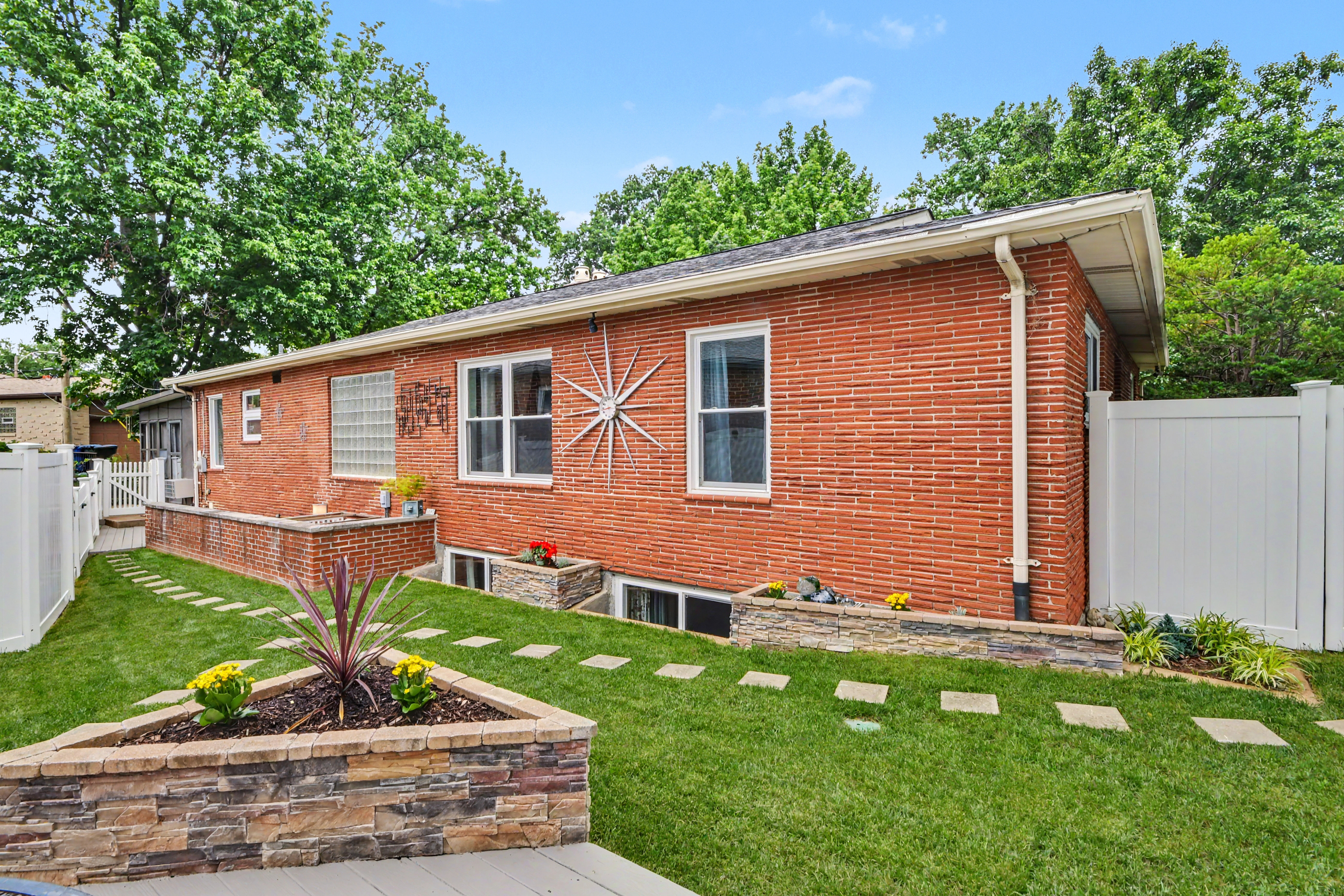  You’ll fall in love with this charming midcentury ranch. - 物件實景