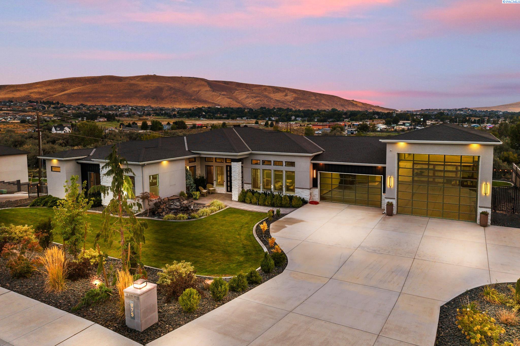 Richland, Washington, 99352, United States, 4 Bedrooms Bedrooms, ,4 BathroomsBathrooms,Residential,For Sale,1943884