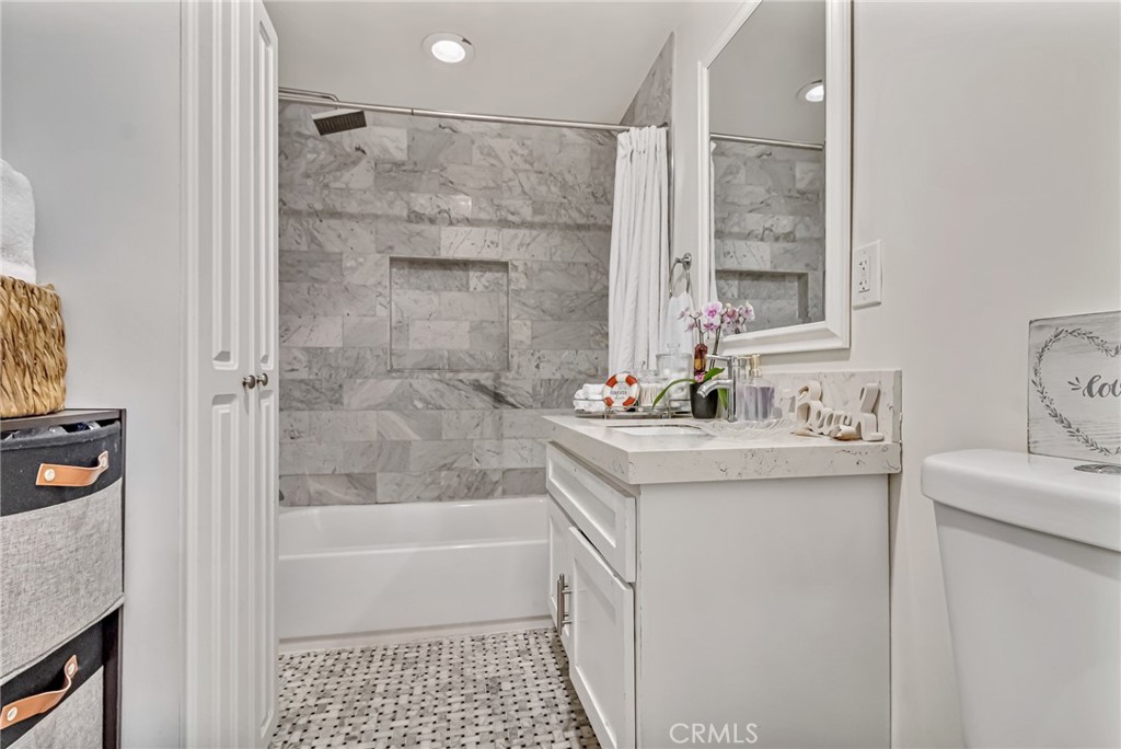 Thousand Oaks, California, 91362, United States, 2 Bedrooms Bedrooms, ,1 BathroomBathrooms,Residential,For Sale,1999225