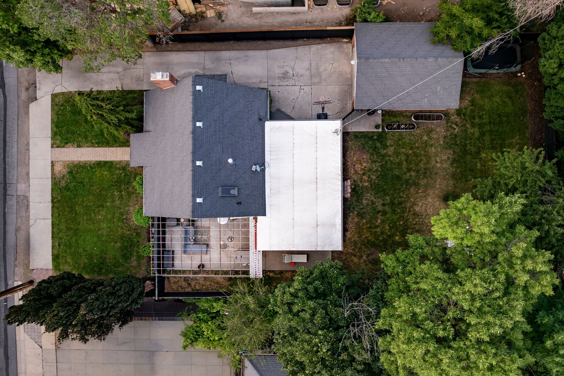  Spacious Millcreek Bungalow with Expansive Backyard & 2-Car Garage - 物件實景