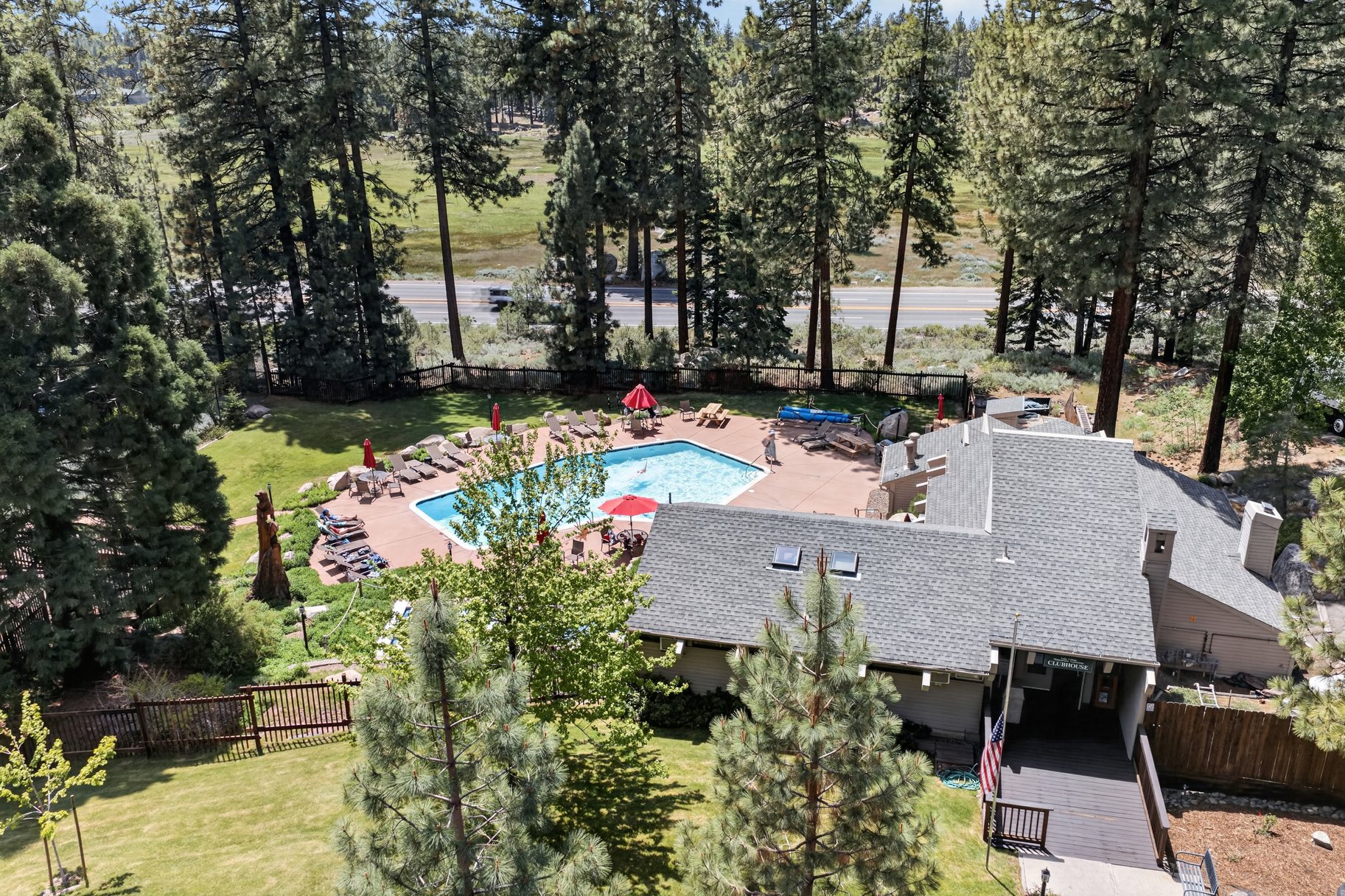  Expansive Nevada-Side Tahoe Retreat in Coveted Lake Village Setting - 物件實景