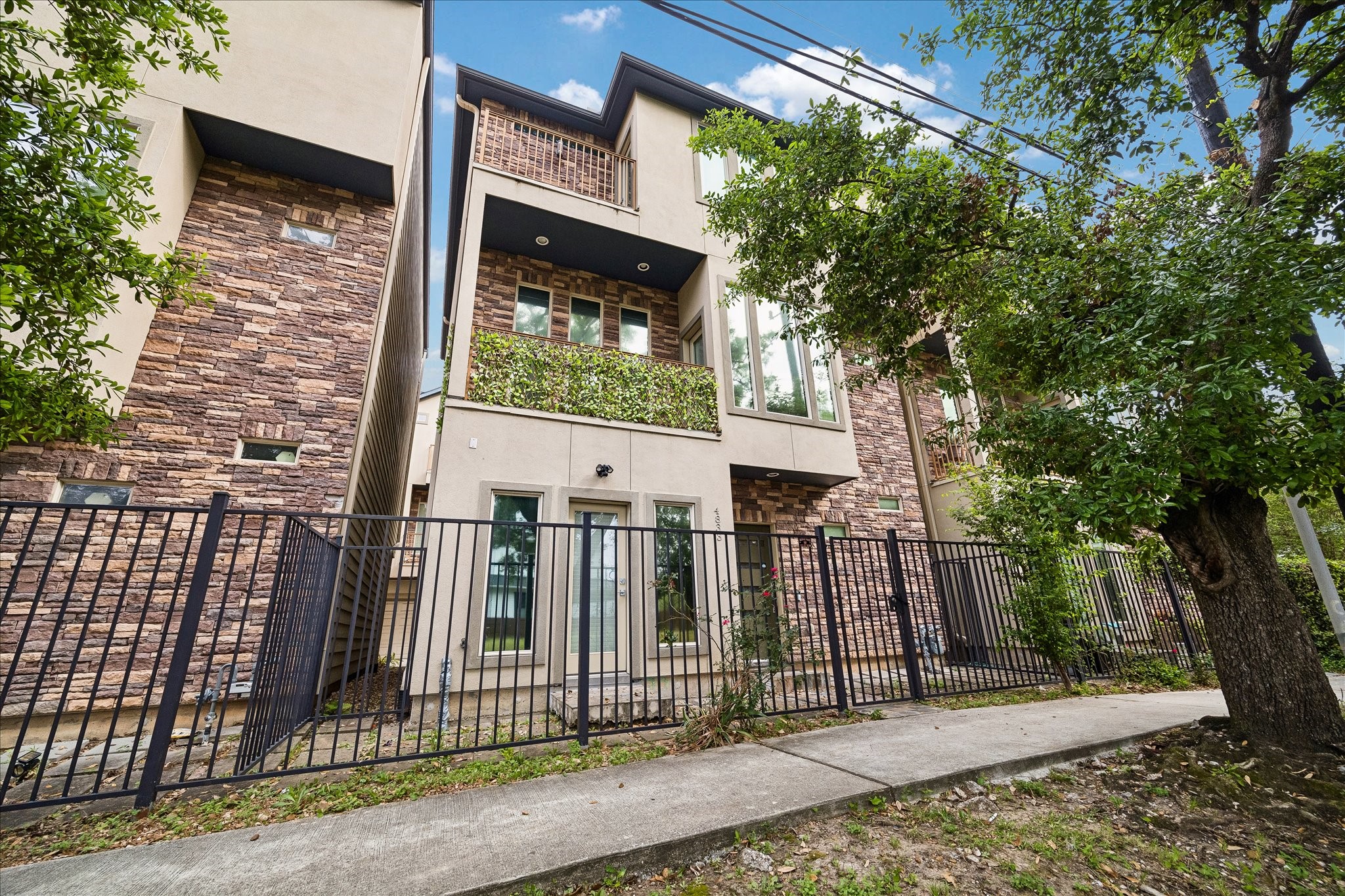  4833 Chenevert Street - 物件實景