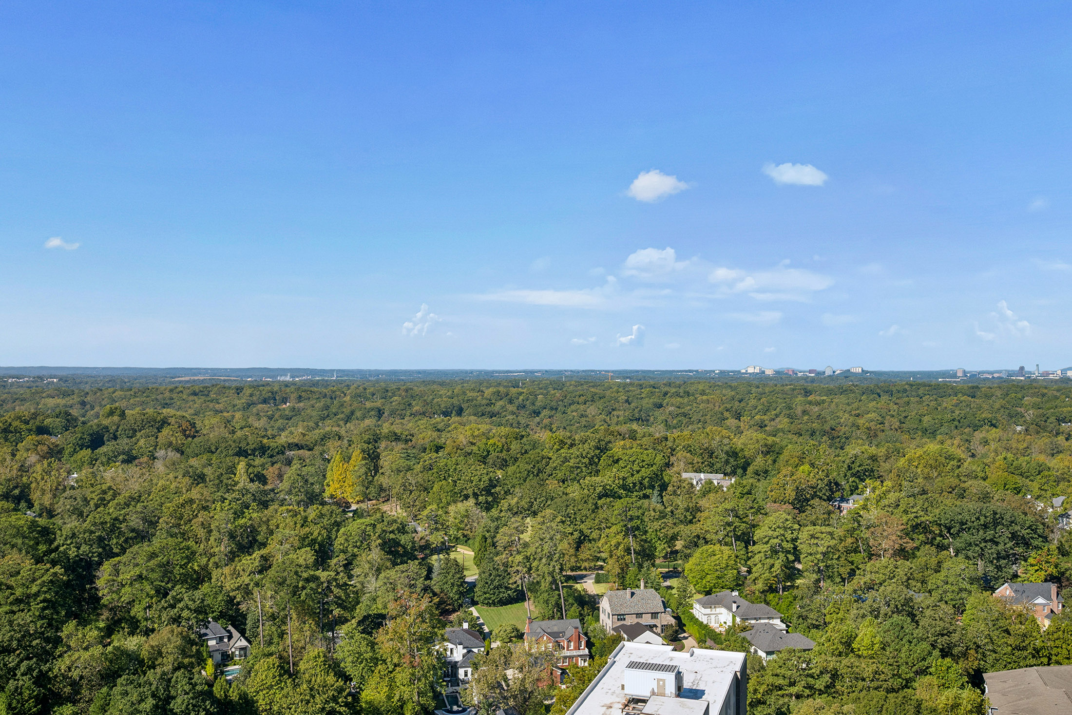  Exceptional Space, Skyline Views, and an Unbeatable Buckhead Location - 物件實景