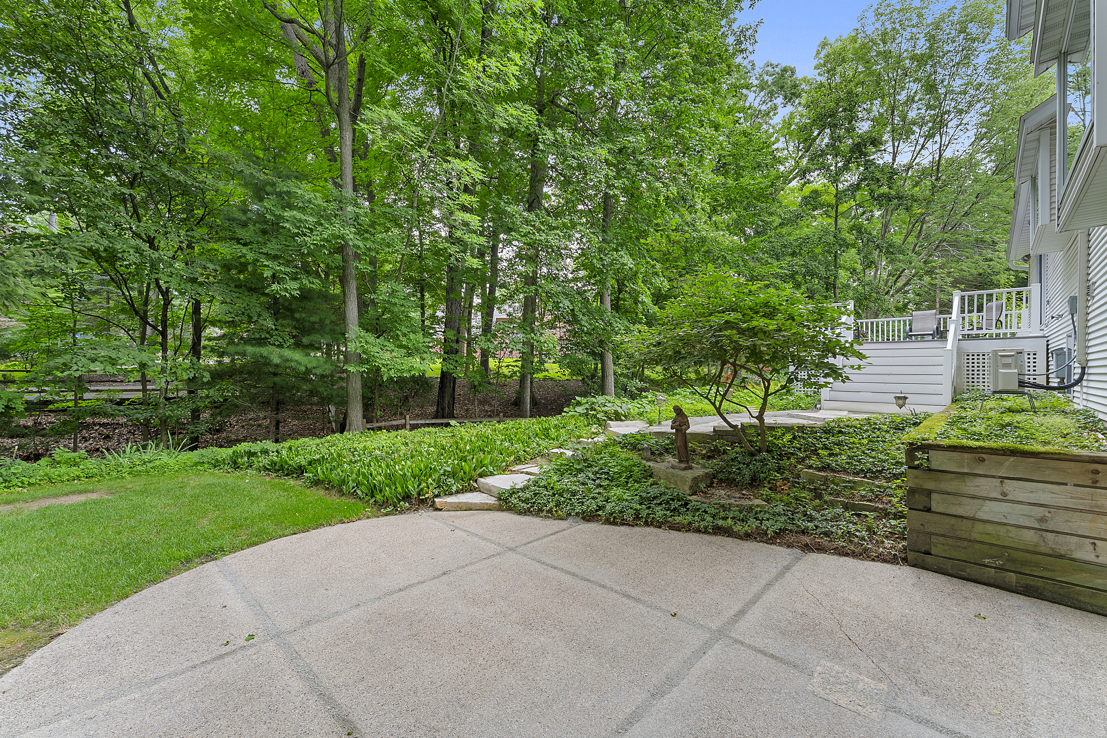  Elegant Colonial Offering Space, Privacy & Modern Comfort - 物件實景