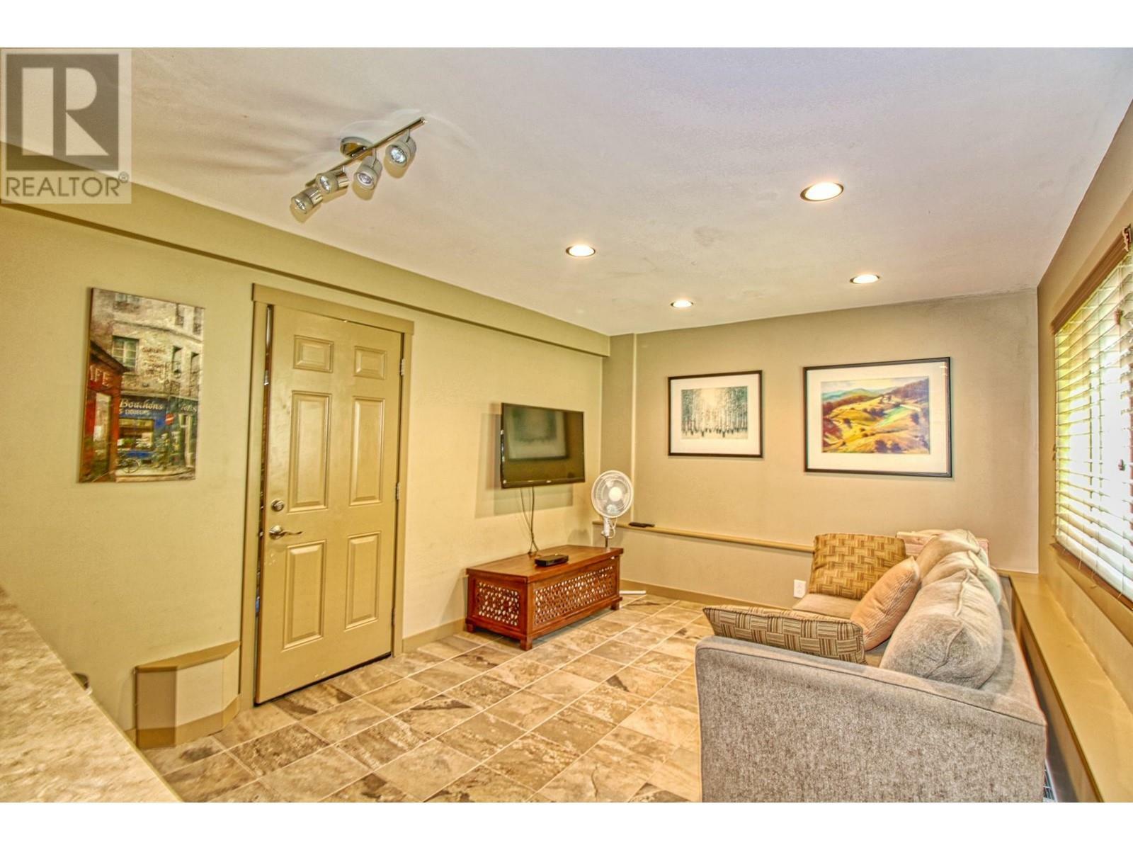KELOWNA, British Columbia, V1Z 3R8, CA, 3 Bedrooms Bedrooms, ,3 BathroomsBathrooms,Residential,For Sale,1839050