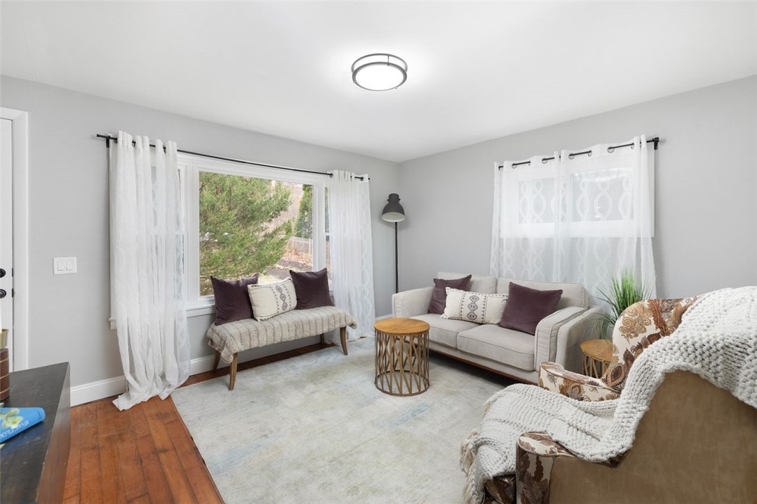 Tiverton, Rhode Island, 02878, United States, 4 Bedrooms Bedrooms, ,2 BathroomsBathrooms,Residential,For Sale,1992829