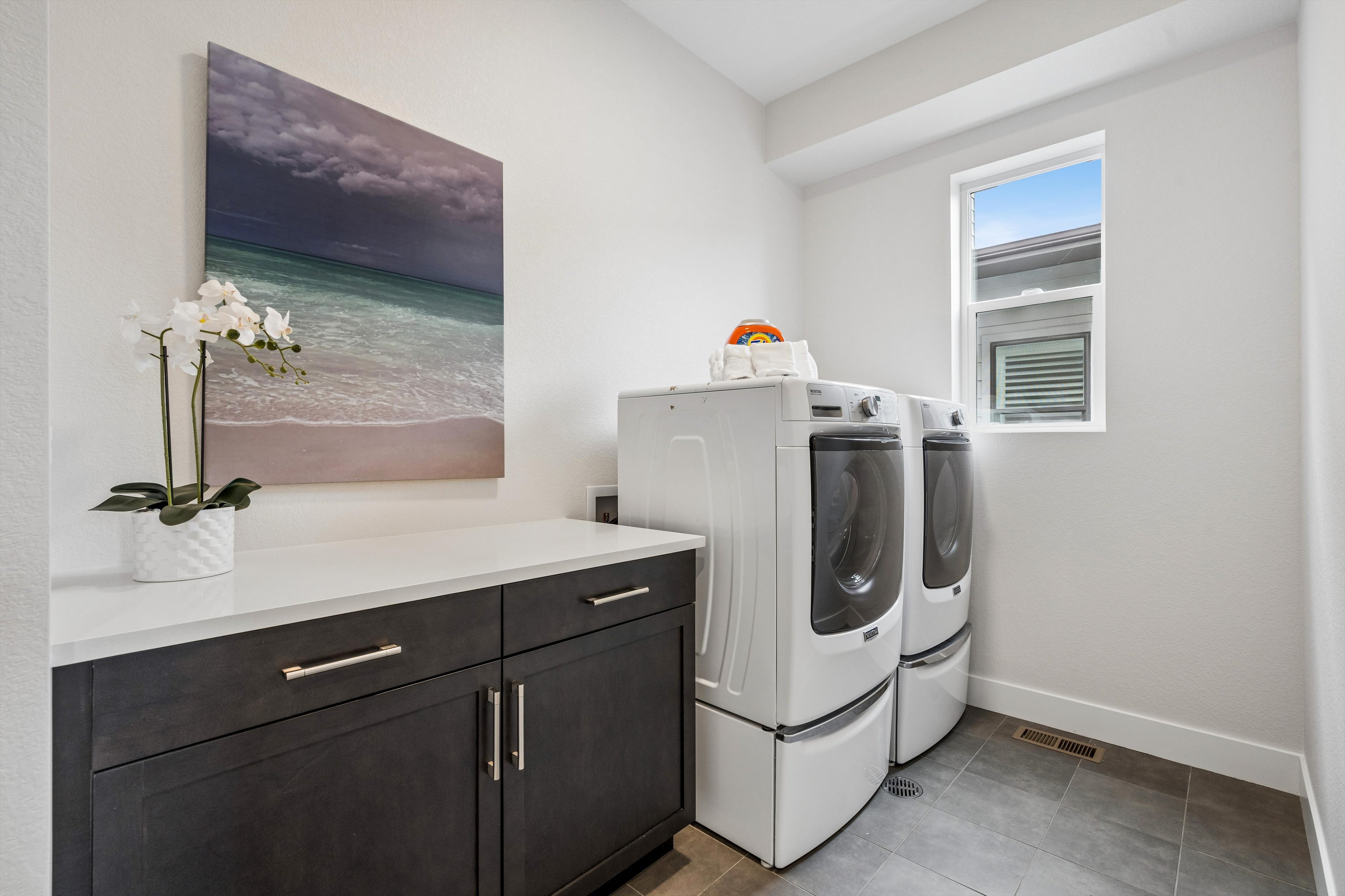  Thoughtfully designed and exceptionally maintained, this light-filled home offer - 物件實景