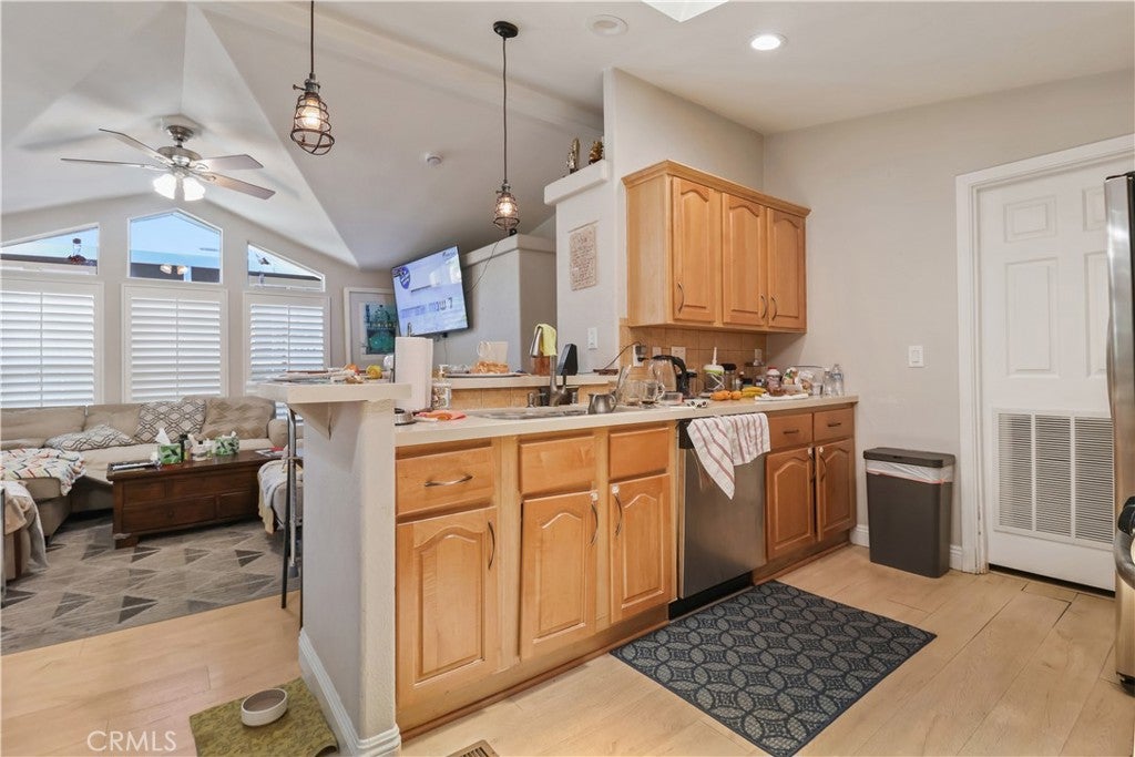 Woodland Hills, California, 91364, United States, 3 Bedrooms Bedrooms, ,2 BathroomsBathrooms,Residential,For Sale,1895841