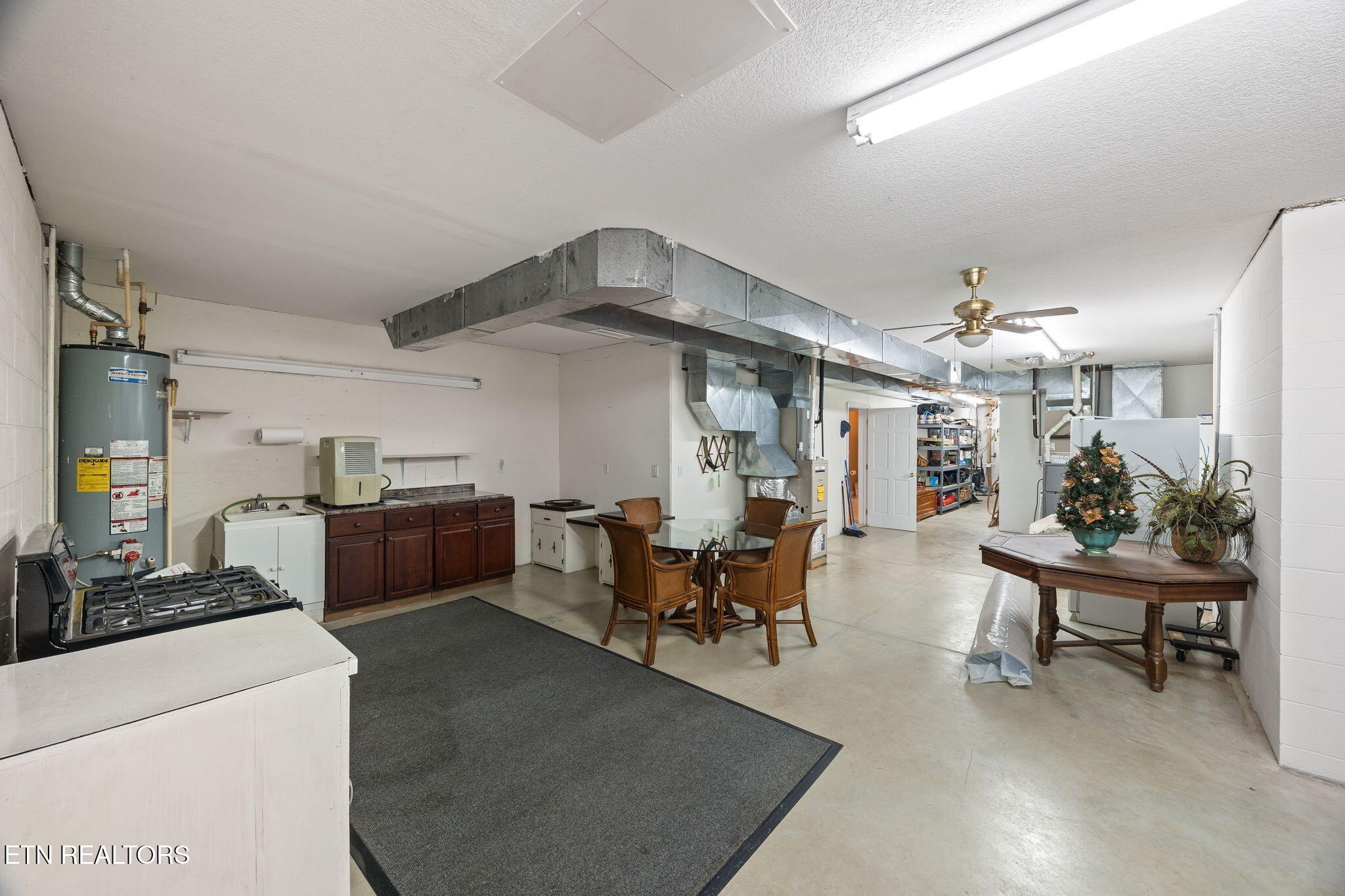 Deer Lodge, Tennessee, 37726, United States, 3 Bedrooms Bedrooms, ,4 BathroomsBathrooms,Residential,For Sale,1996492