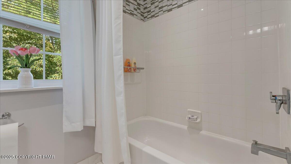 East Stroudsburg, Pennsylvania, 18302, United States, 5 Bedrooms Bedrooms, ,4 BathroomsBathrooms,Residential,For Sale,1980579