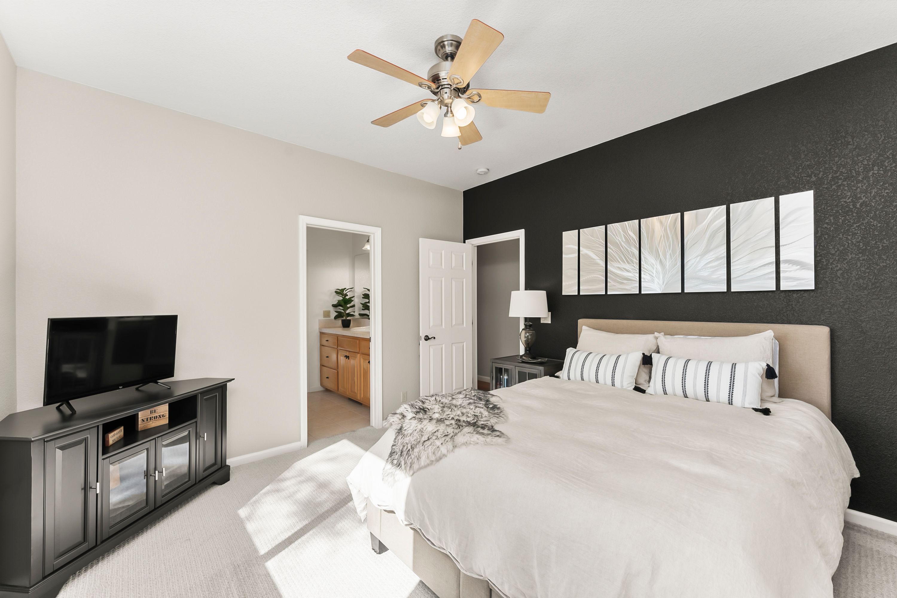  Thoughtfully Designed Living with Income Potential - 物件實景