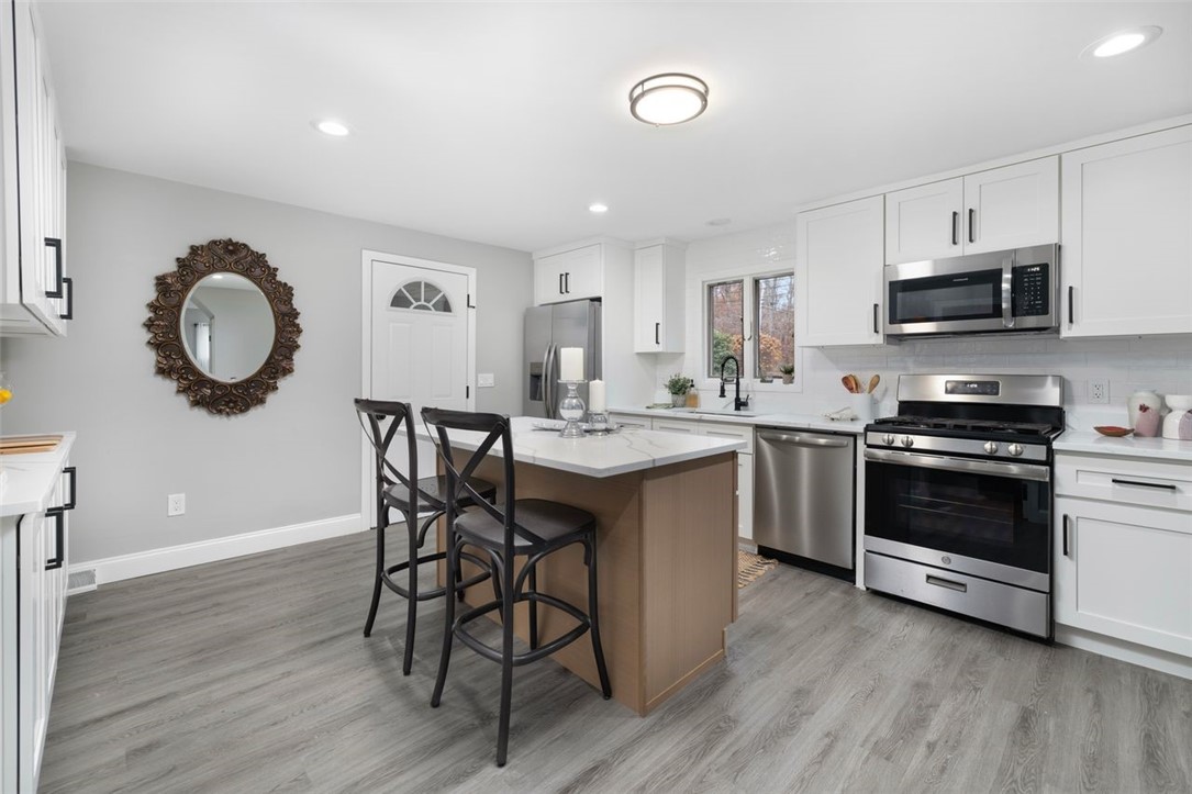 Tiverton, Rhode Island, 02878, United States, 4 Bedrooms Bedrooms, ,2 BathroomsBathrooms,Residential,For Sale,1992829