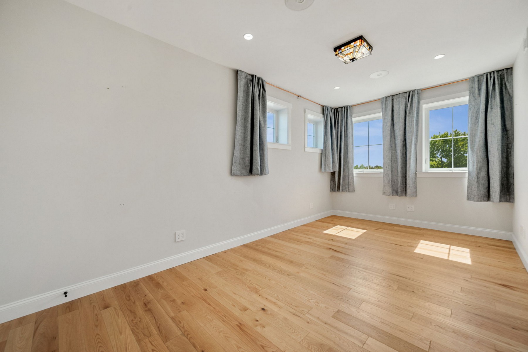  225 Midland Avenue - 物件實景