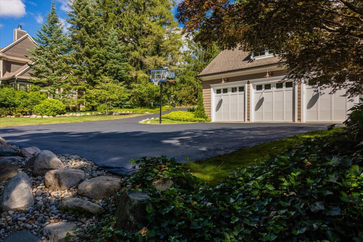 East Grand Rapids, Michigan, 49506, United States, 5 Bedrooms Bedrooms, ,5 BathroomsBathrooms,Residential,For Sale,1933647