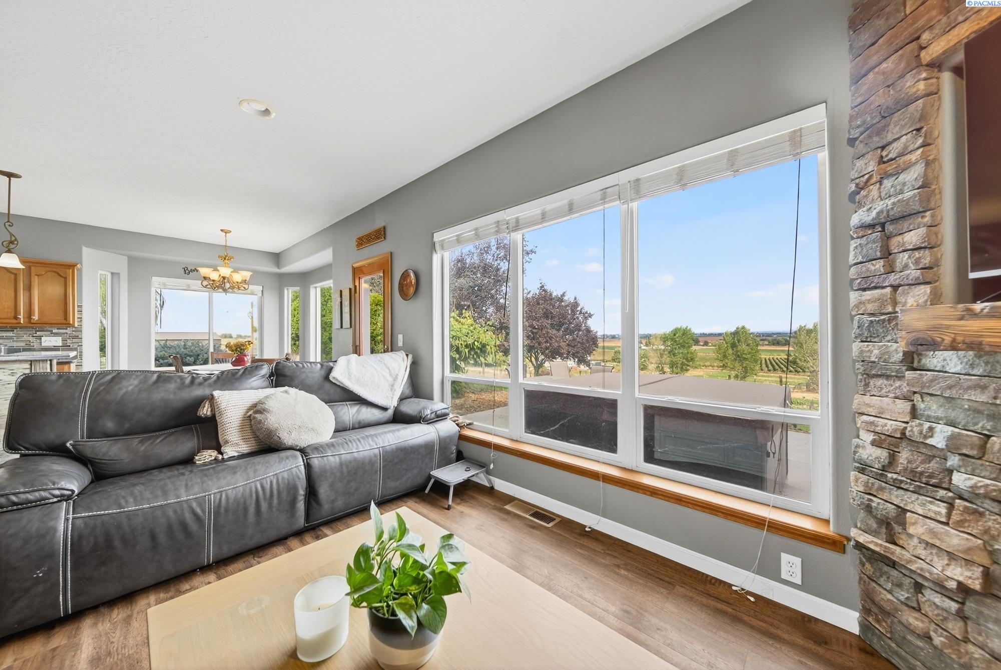 Prosser, Washington, 99350, United States, 3 Bedrooms Bedrooms, ,2 BathroomsBathrooms,Residential,For Sale,1964108