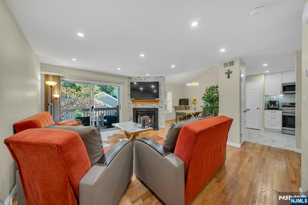 Palisades Park, New Jersey, 07650, United States, 2 Bedrooms Bedrooms, ,3 BathroomsBathrooms,Residential,For Sale,1960727