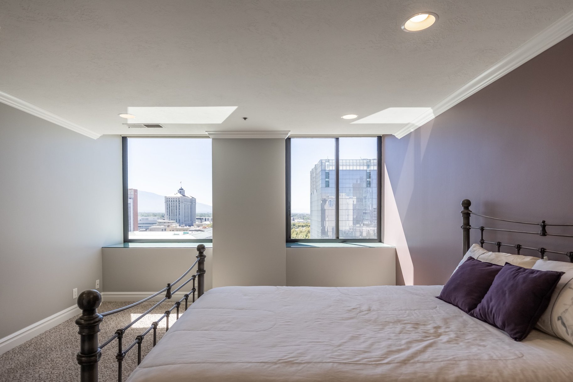 2-Bed Luxury Condo w/ Skyline Views — American Towers - 物件實景