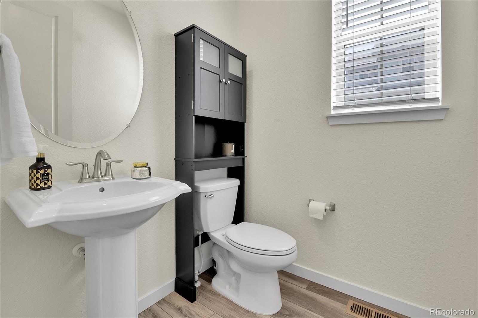 Littleton, Colorado, 80125, United States, 3 Bedrooms Bedrooms, ,3 BathroomsBathrooms,Residential,For Sale,1891675