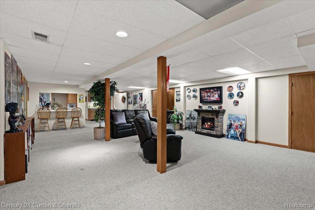 Northville, Michigan, 48168, United States, 3 Bedrooms Bedrooms, ,4 BathroomsBathrooms,Residential,For Sale,1921714