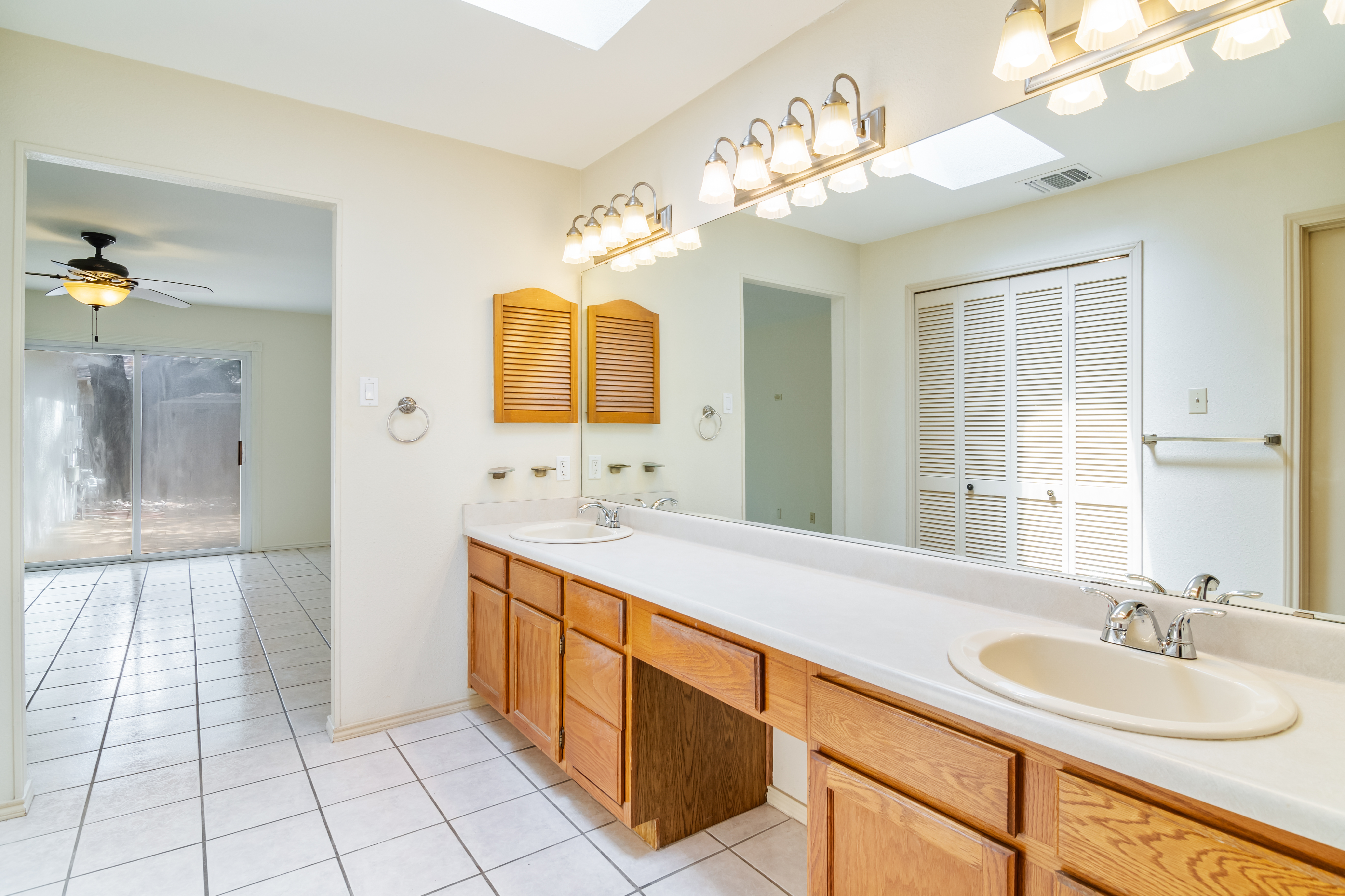  Spacious Woodridge Gem with Fireplace - 物件實景