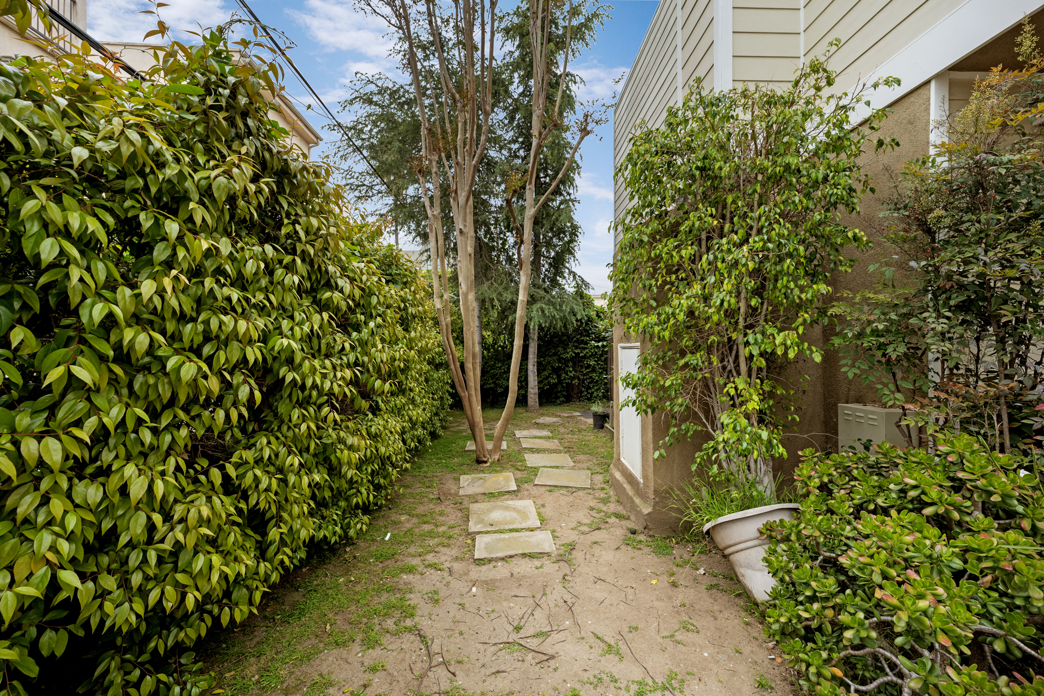  1717 Stoner Ave - 物件實景