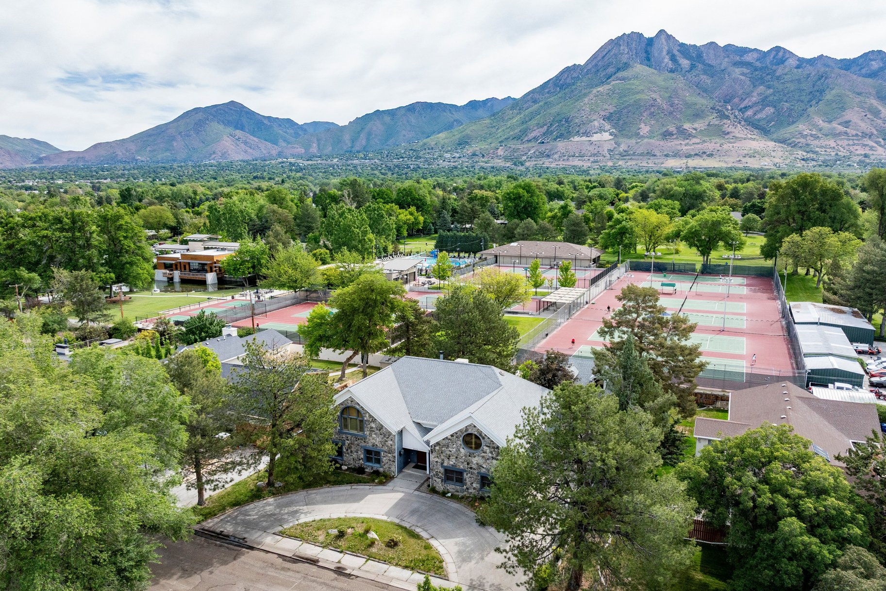  Timeless Holladay Opportunity Backing Cottonwood Club - 物件實景